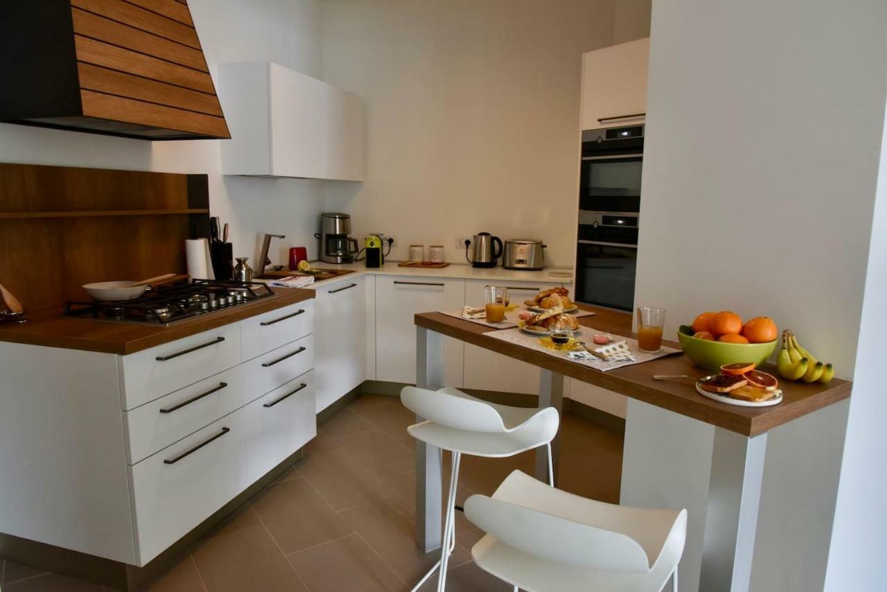 Stylish Lakefront House Lovere Luaran gambar